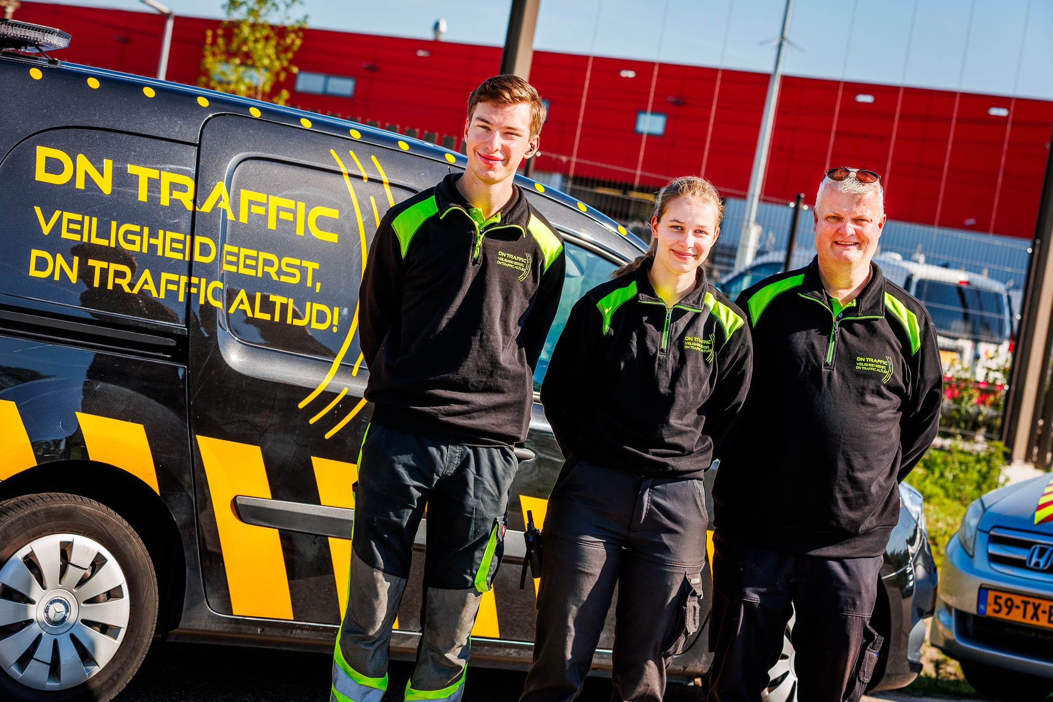 Team DN Traffic — collega's in DN Traffic werkkleding voor het bedrijfsvoertuig